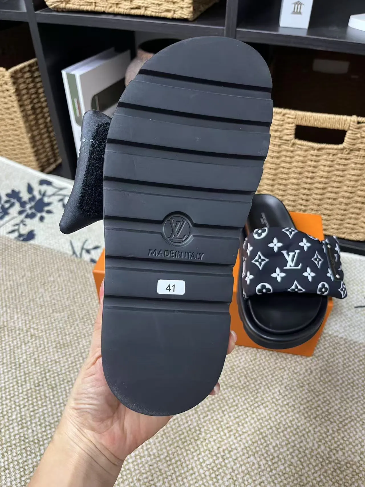 P340 yuan LV Louis Vuitton Full of high-end feel! A popular model among bloggers at home and abroad, it’s retro and fashionable, and looks stunning on your feet! Mainly recommended model on the official website★ ━━━━━ ЅᏇєєt ━━━━━ ▪️Upper: original calfskin ➕5D printing process ▪️Inner: imported mixed sheepskin ▪️Outsole: original molded foam outsole ▪️Size: Female 35-40 Men's 39-44 (women's 41 men's 45)